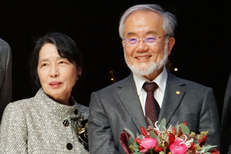 Ohsumi with his wife on stage after lecture