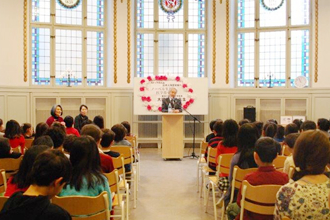 Ohsumi giving talk at Japanese school in Stockholm