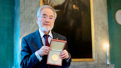 Ohsumi holding his medal at the Nobel Foundation © Nobel Media AB 2016. Photo: Alexander Mahmoud