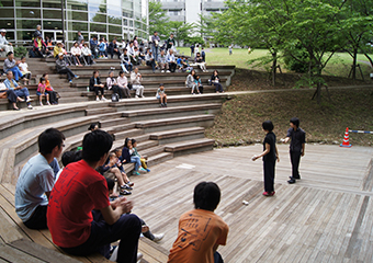 Juggling performance by student club Jug Tech