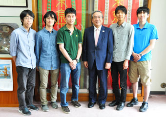 (From left) Kento Sasaki, Hiroki Taya, Chief Maquinista Yasuki Yamada, President Mishima, Takahiro Kasahara, Society for the Study of Robotics Head Takahiro Ishihara 