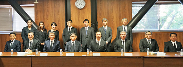 (back row, from right) Professor Sugino, Professor Hanamura, VP Sekiguchi, EVP Maruyama (front row) Delegation members, including Deputy Prime Minister Prajin (4th from left), Ambassador Bansarn (3rd from left)