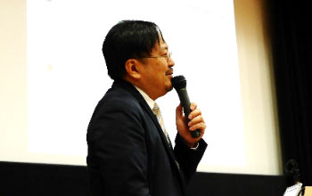 Professor Yuhashi (left) and Dr. Okazaki giving lectures