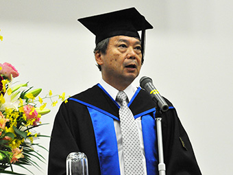 Dean Midorikawa sending off the new graduates