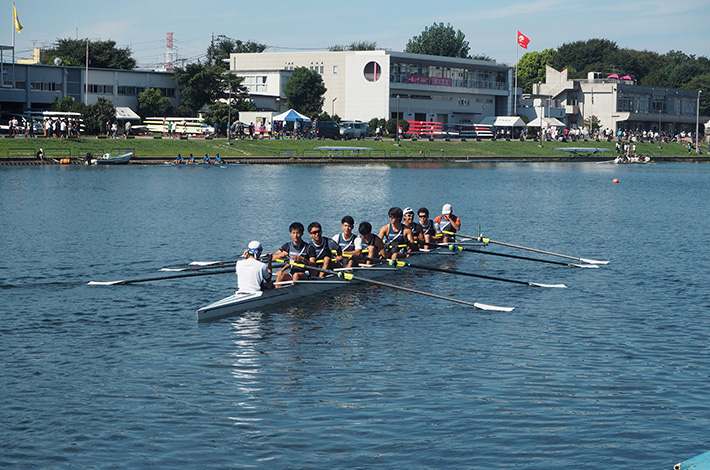 Tokyo Tech men's eight moving to start line