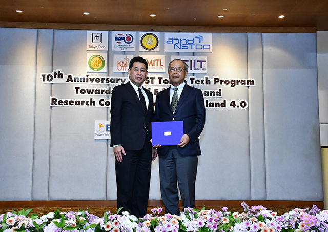 Institute Professor Ken Okazaki (right) with NSTDA President Narong Sirilertworakul