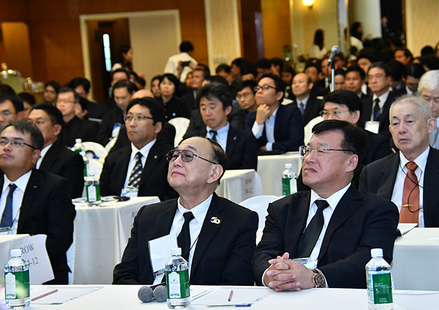 Tokyo Tech graduate Dr. Pailin Chuchottaworn (front right) and other audience members