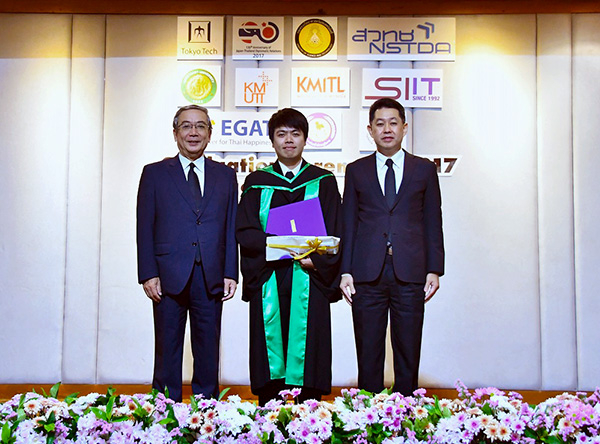 TAIST graduate between President Mishima (left) and President Sirilertworakul