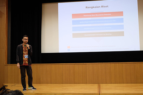 Muhammad Rizki Aulia Rahman Maulana giving a research presentation