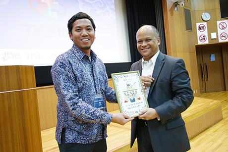 Chairman of the TICA committee (left) presenting a souvenir to the guest speaker