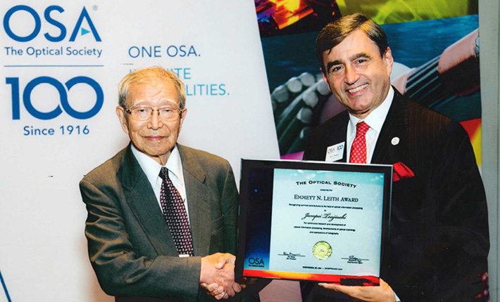 Commemorative photo with Prof. E. Mazur, OSA president