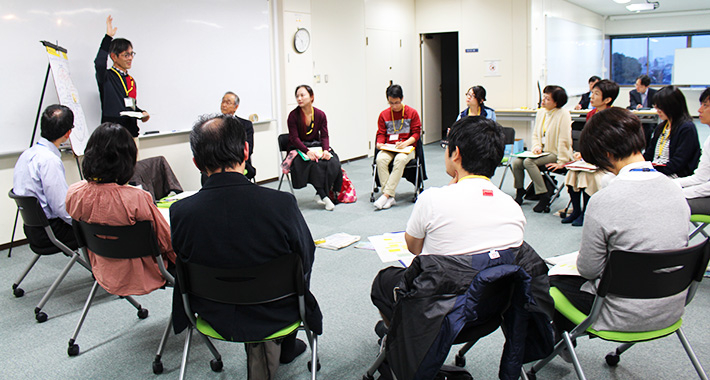 Prof. Nakano speaking with Planning Committee