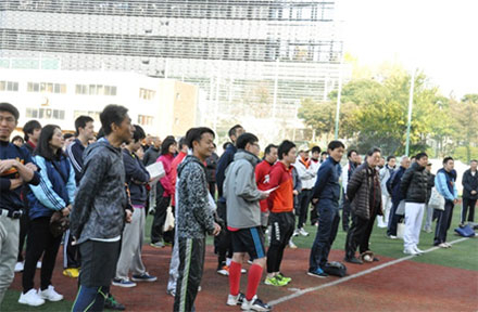Teams gather to hear President Mishima's (right) opening greeting
