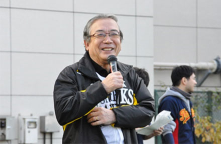 Teams gather to hear President Mishima's (right) opening greeting