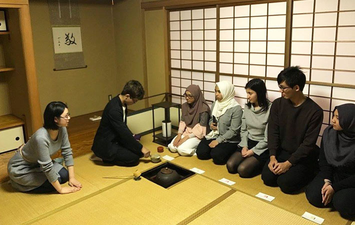 Tea ceremony club member explain the tea master's actions