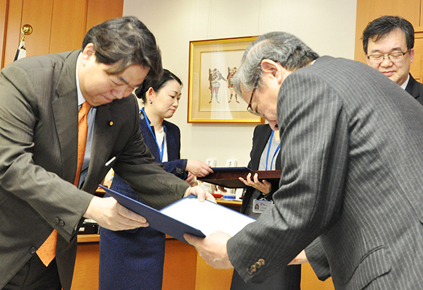President Yoshinao Mishima (right) receiving Designated National University certificate from MEXT Minister Yoshimasa Hayashi