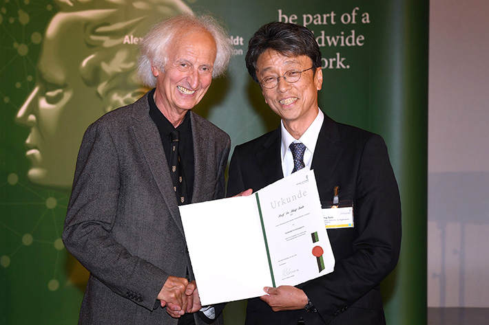 Saito receiving award from Prof. Dr. Helmut Schwarz, president of Alexander von Humboldt Foundation