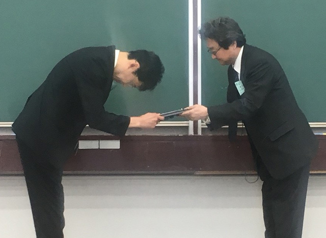 AESJ President Mitsuru Uesaka (right) presenting the award to Tokyo Tech's Kobayashi