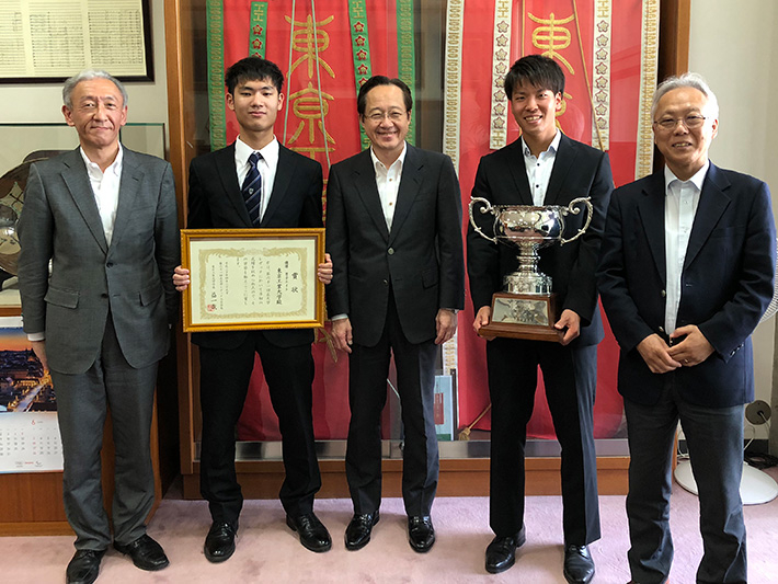 Celebrating victory: (from left) Club Prof. Hidenori Kosaka, club rep Genki Unagami, Tokyo Tech President Kazuya Masu, club captain Tomohiro Funaoka, Tokyo Tech EVP Tetsuya Mizumoto