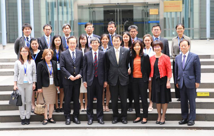 Masu (3rd from left in front row) and Sekiguchi (5th from left in back row)