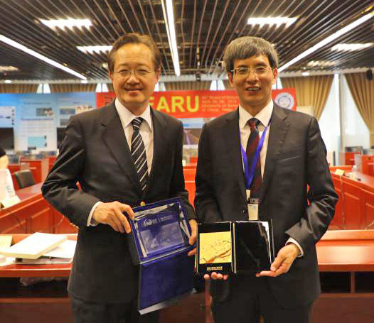 Masu (left) with Vice President Chusheng Chen of USTC