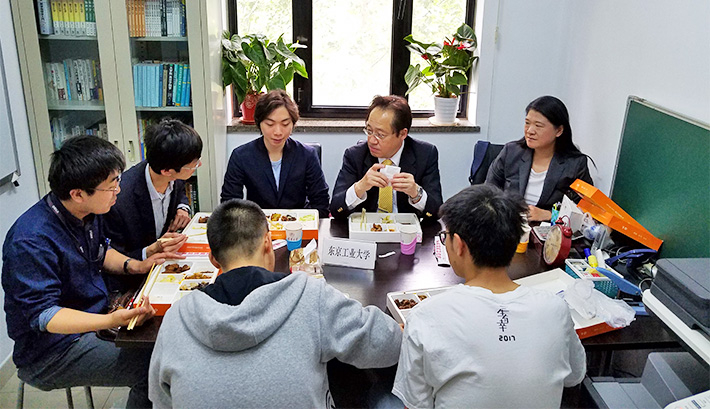 Tokyo Tech-Tsinghua University Joint Graduate Degree Program students sharing their aspirations with President Masu