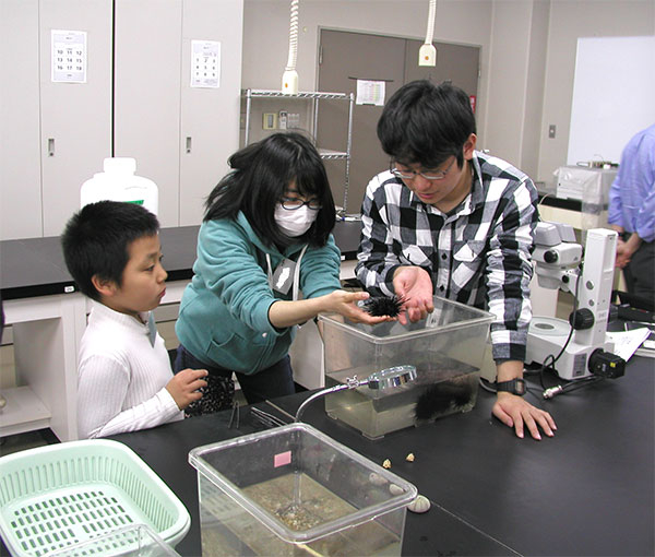 Participants getting to know a sea urchin