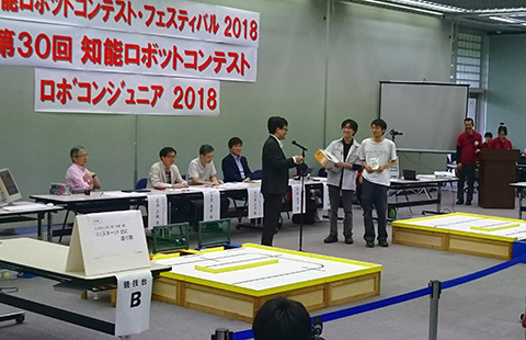 Tokyo Tech students receiving awards