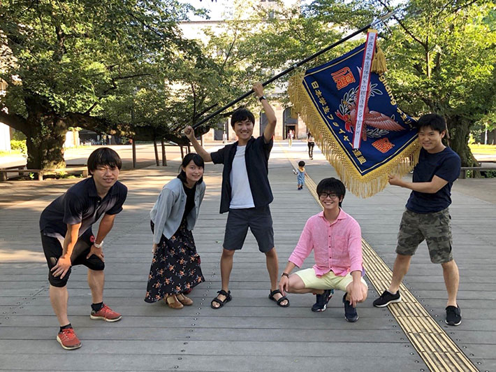 Azeyanagi (right) and Sylph members with champions' flag