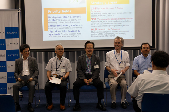 Tokyo Tech president (center) and executive vice presidents answering questions at the orientation