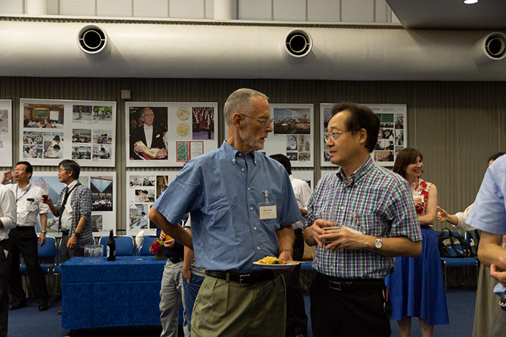 President Kazuya Masu (right) having a pleasant talk with an attendee