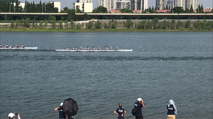Tokyo Tech pulling away from Yale University rowers