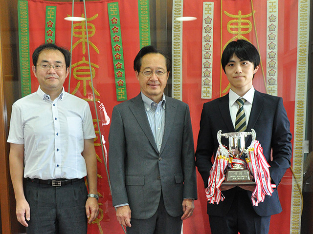 Ito (right) and Kendo Club mentor Assoc. Prof. Akira Kato (left) reporting victory to Tokyo Tech President Kazuya Masu