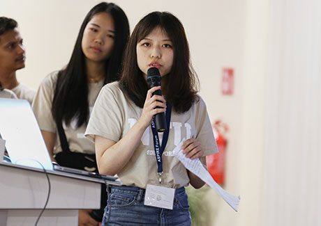Ji, winner of the Best Presenter award, Student Workshop