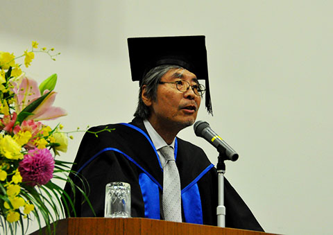 Dean Wada of the School of Materials and Chemical Technology