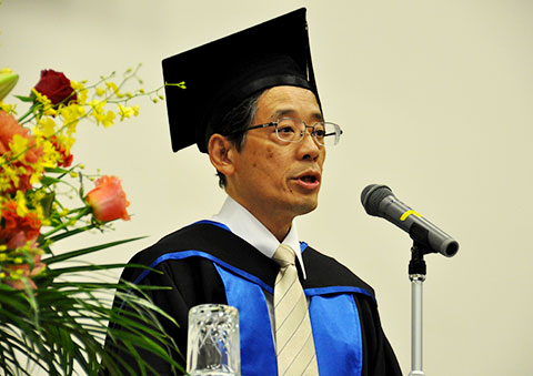 Dean Yokota addressing the new graduates