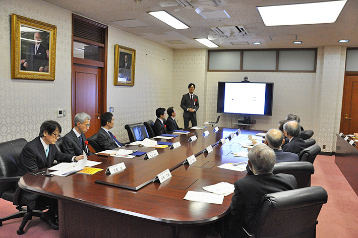 Award-winning Ryohei Banno giving presentation