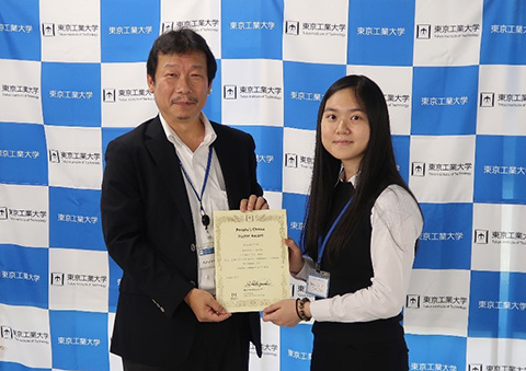 Vice President for International Affairs Hidetoshi Sekiguchi (left) presenting People's Choice Poster Award on final day to University College London's CHEONG, Sherry Sau Mun