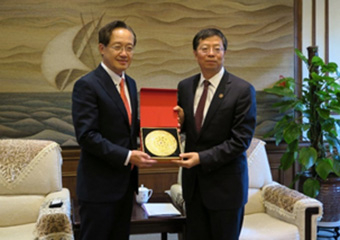 President Masu (left) with President Qiu of Tsinghua University