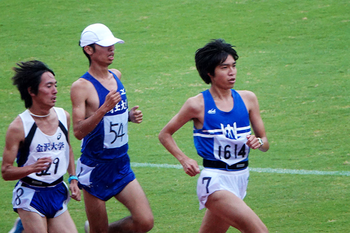 Shiota (right) running the 5,000m