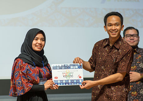 Winner Ayu Lia Pratama (left) receiving certificate