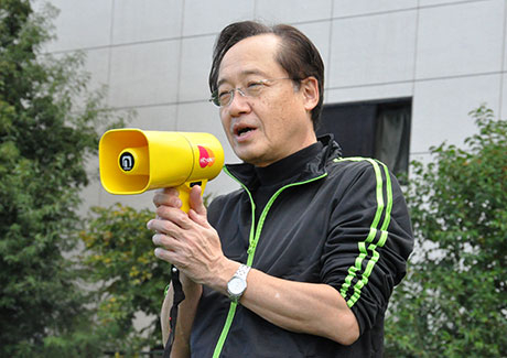 Teams line up for opening words from President Masu (right) 