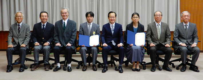 Moriya (4th from left) and Murasaki (3rd from right) with executive board members