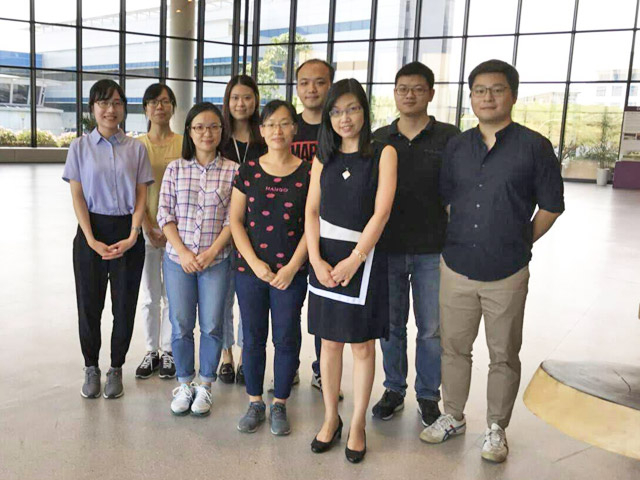 Ishisone (far left) and lab members, Host Professor Xu Rong (far right, 1st row)