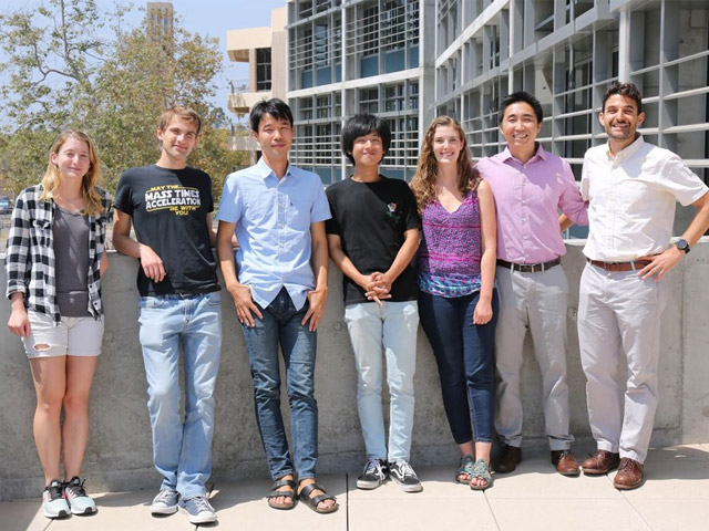 Zugui (center) with lab members, Host Professor Omar Saleh (far right)