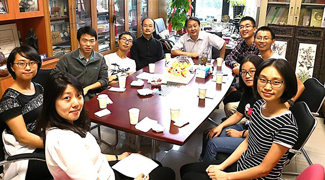 Dong (2nd from left) and lab members, Host Professor Xu-Ming Xie (5th from right)