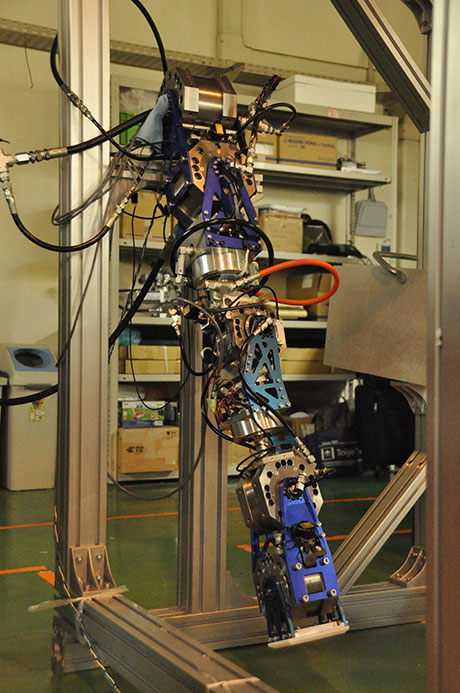 Leg robot　Quick movement and greater range of operation achieved with the hydraulic motor