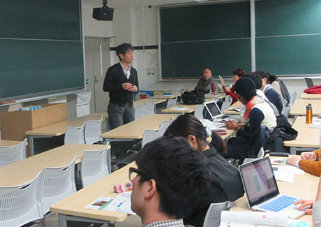 Assoc. Prof. Takemura speaking to session participants