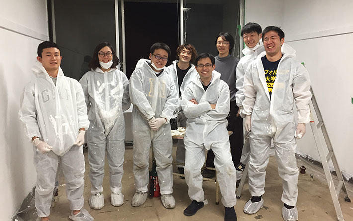 Associate Professor (Lecturer) Toshinori Fujie (fourth from right) and laboratory members