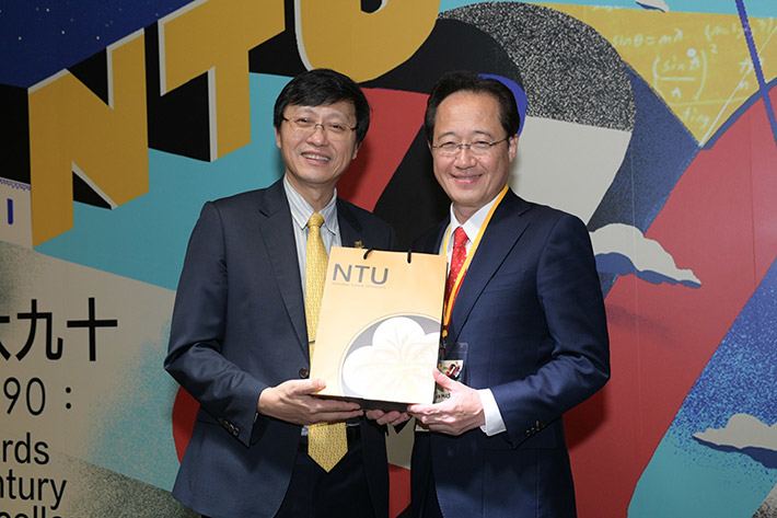 Masu (right) with NTU Taiwan Interim President Tei-Wei Kuo